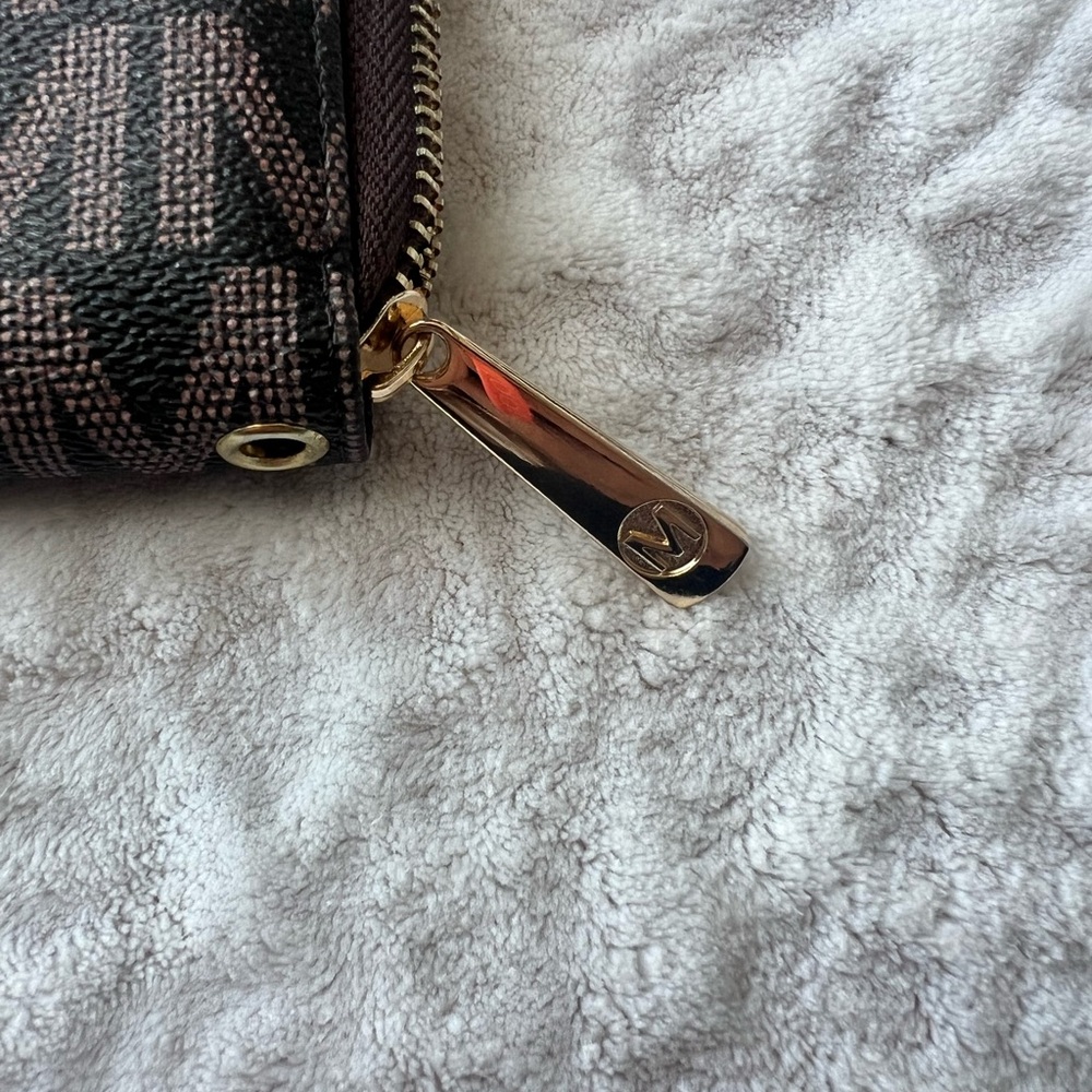 Michael Kors Zip Wallet Brown - Picture 2 of 5